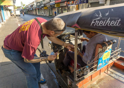 Der Große muss ins Kleine, vorher aber noch verhandeln und zahlen :-)