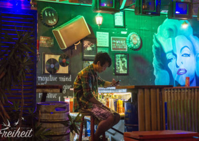 Barmann wartet auf Kundschaft