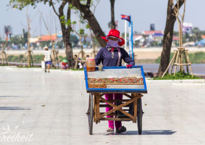 Verkäuferin am Fluss