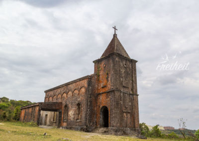 Ruine einer katholischen Kirche aus der französischen Kolonialzeit im Bokor Nationalpark