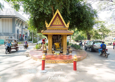 Ya-Tep-Schrein, eine Verkehrsinsel besonderer Art