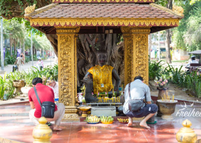 Ya-Tep-Schrein, eine Verkehrsinsel besonderer Art