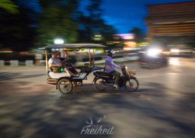 Tuktuk bei Nacht, sogar vorne mit Licht.