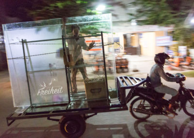 Mit 30 km/h durch die Stadt, gut wenn dann einer das Glas festhält