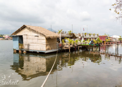Bootshäuser am Tek-Chhuo-Fluss in Kampot
