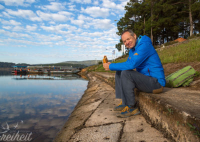 Frühstück am Tuyen Ham See, eingepackt in zwei Jacken