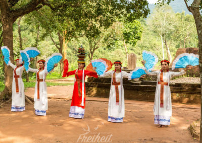 Die Frauen bewegen ihre Fächer oder Tücher synchron zur Musik