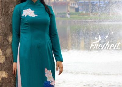 Männer und Frauen in traditioneller Bekleidung