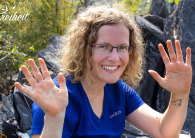 Kaum zu sehen, aber unsere Hände sind von der roten Erde eingefärbt