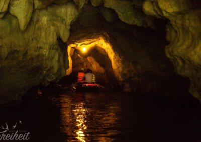 Die Höhlen sind recht schmal und teilweise beleuchtet