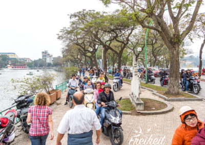 Was machen all die Fußgänger auf dem Gehweg?