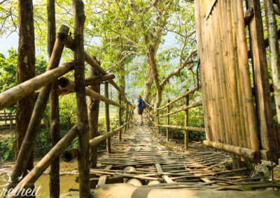 Bambusbrücke. Jeder nacheinander.