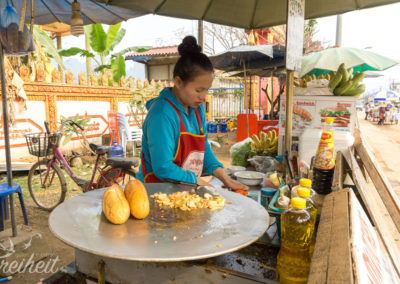 Die Sandwichfrau unseres Vertrauens. Auf der Hauptstraße die Zweite von links :-)