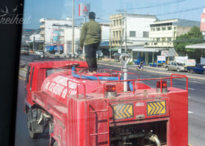 Schnappschuss aus dem Bus - dieser Mann steht lockerflockig auf einem fahrenden LKW oO