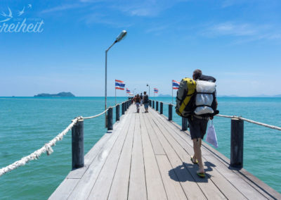 Ganz am Ende des Stegs wartet unser Katamaran nach Koh Phangan