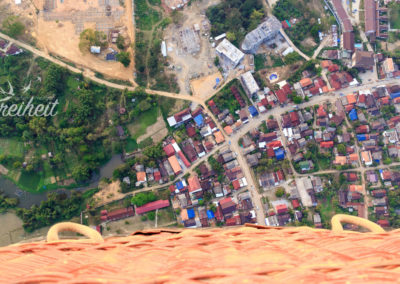 Blick über den Korb auf die Stadt Vang Vieng