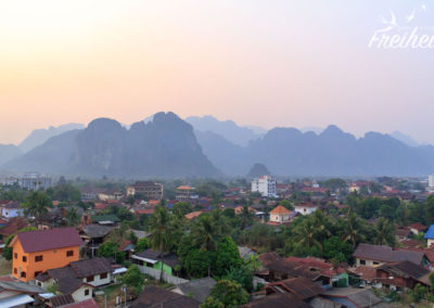 Vang Vieng liegt mitten zwischen Karstbergen