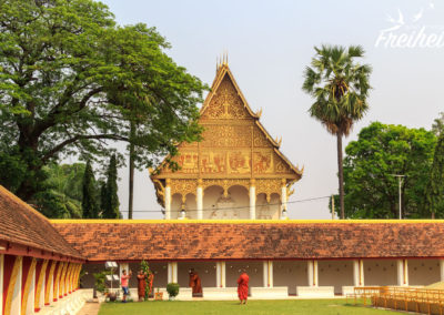 Mönche beim Shooting im That Luang