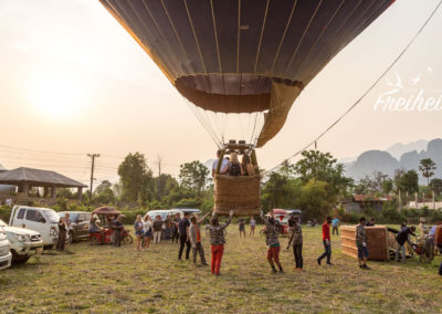 ...und schon hebt Ballon Nummer  1 ab.