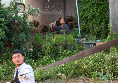 Was da bei der alten Dame so alles im Vorgarten landet...haha