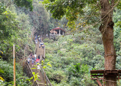 Blick zurück zur Treppe in die Höhle