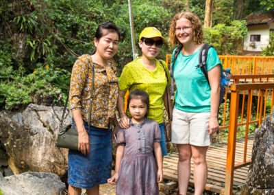 Laoten ziehen uns immer wieder vor die Handykamera