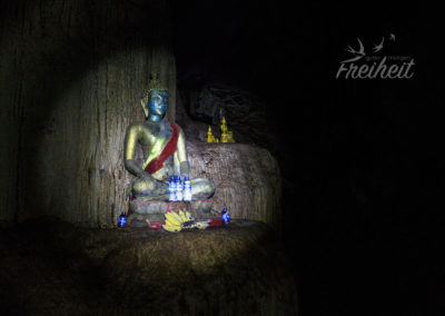 Tham Loub - überall kleine Buddhastatuen. Hier eine größere.
