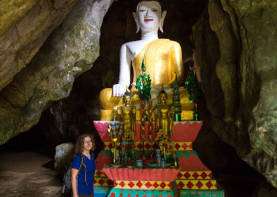 Schneckenhöhle mit Buddha am Eingang. Links geht es ins Innere