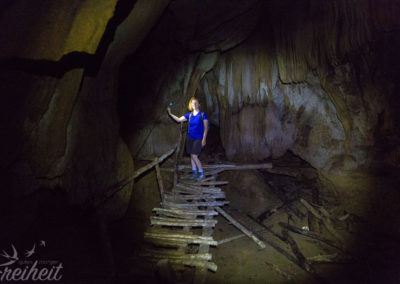 Schneckenhöhle - hinter der Holzkonstruktion geht es noch tiefer hinein