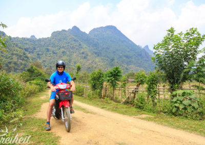 Mit dem Roller auf Höhlentour