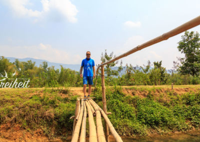 Zurück zum Roller über diese lässige Bambusbrücke