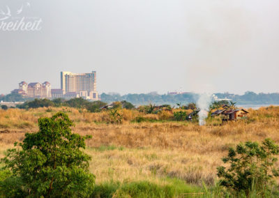 Hütten armer Laoten im Hochwassergebiet
