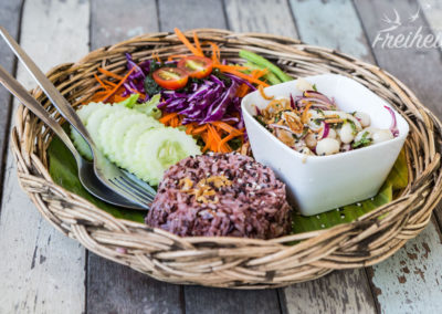 Vegane Leckereien - Roter Reis und eine Art Larb aus langstieligen Pilzen