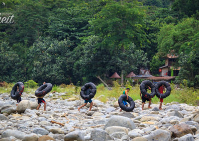 Die Jungs vergnügen sich beim Tubing