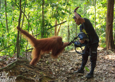 Dedi versucht ihr mit Drohgebärden klarzumachen, den Rucksack freizugeben. Ausgang: Rucksackriemen ist gerissen, aber wieder bei Dedi