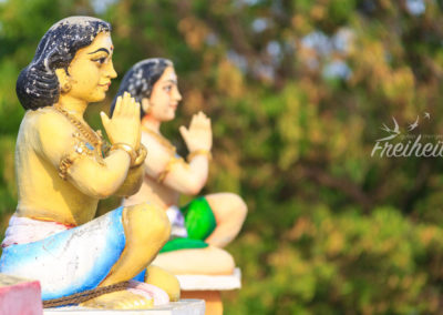 Viele bunte Figuren schmücken den Thiru Koneswaram Tempel