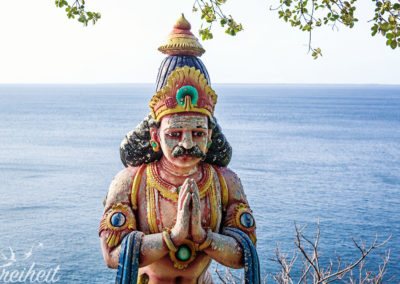 Der Tempel liegt direkt über dem Indischen Ozean