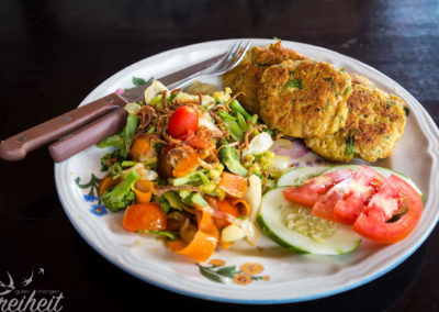 Indonesisches Gericht mit viel Gemüse und Sojabratlingen