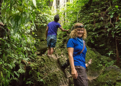 Ein Guide bringt uns zur Bat Cave