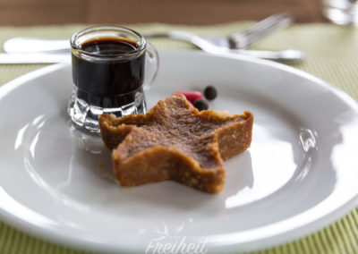 Leckeres Dessert aus Ingwerkeksen - daneben Tablette und Kräuterlikör