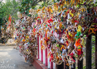Rund um den Tempel sind die Zäune und Bäume mit diesen Holzgestellen behangen