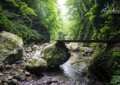 Schöne angelegte Wege führen zum Wasserfall