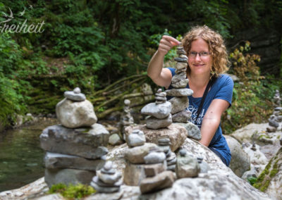 Steinerne Männchen am Ufer