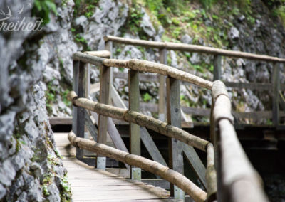 Viele Holzkonstruktionen führen durch die Vintgar Klamm