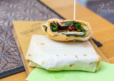 Leckerer Wrap mit getrockneten Tomaten, Spinat & Hummus