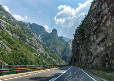 Links die Neretva und vor uns steile Felshänge
