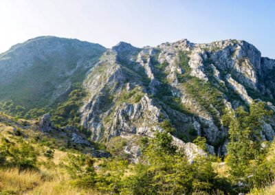 Die Sonne taucht die Berge in ein warmes Licht