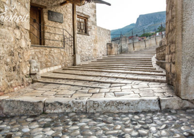 Treppe zur Alten Brücke - die Steine sind von all den Touristen spiegelglatt poliert