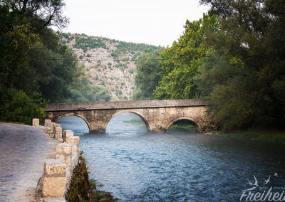Schiefe Brücke über die Buna