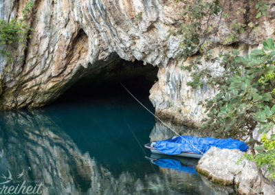 Karstquelle - Touristen können sich mit einem Boot direkt in die Höhle paddeln lassen